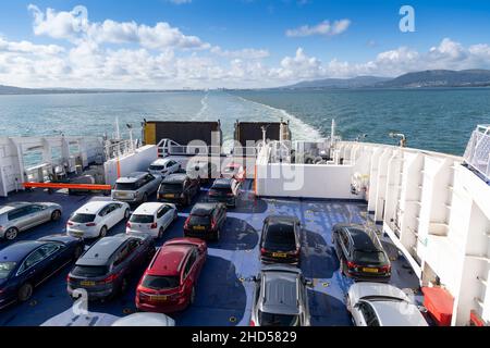 Autos an Bord einer Stena Line Fähre, die vom Hafen von Belfast, Nordirland, über die Irische See nach Cairnryan, Schottland, fährt. Stockfoto