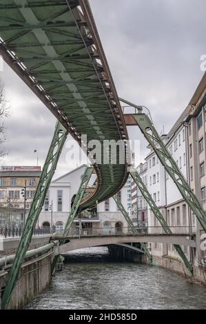 Wuppertal die Schwebebahn – das Wahrzeichen Wuppertals – fährt auf einer 13 km langen Strecke durch die Stadt. Stockfoto