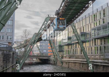 Wuppertal die Schwebebahn – das Wahrzeichen Wuppertals – fährt auf einer 13 km langen Strecke durch die Stadt. Stockfoto