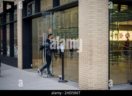 Der Apple Store im Meatpacking District von New York am Dienstag, den 28. Dezember 2021. Apple ist begrenzt die Anzahl der Kunden in seinen Geschäften für Online-Abholung, Browsing und Genius Bars Besuche. (© Richard B. Levine) Stockfoto