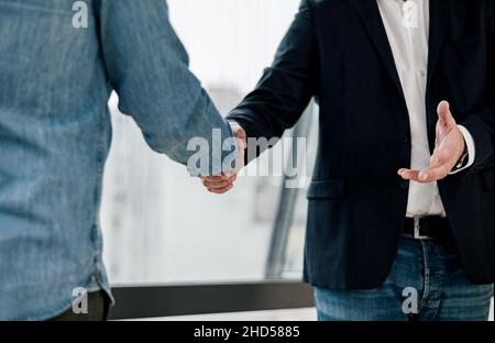 Nahaufnahme von Geschäftsleuten Unternehmer Freiberufler Händeschütteln begrüßen sich gegenseitig einen erfolgreichen neuen Deal und Beginn der Zusammenarbeit auf Th Stockfoto