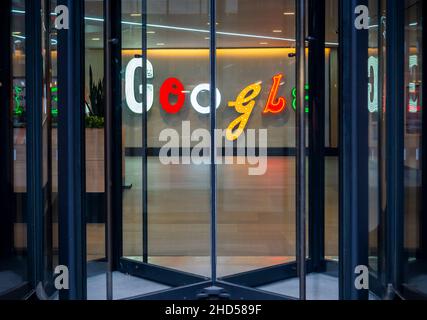 Der Besuchereingang zum Hauptsitz von Google in Chelsea in New York am Dienstag, den 28. Dezember 2021. (© Richard B. Levine) Stockfoto