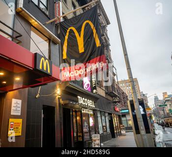 Ein McDonald's-Restaurant neben einer Taco Bell Cantina im Stadtteil Chelsea in New York am Samstag, den 1. Januar 2022. (© Richard B. Levine) Stockfoto