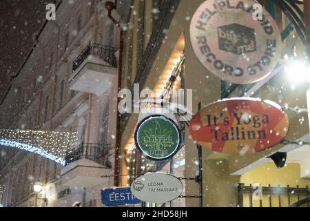 Tallinn, Estland - 5. Dez 2021: Coffee Shop Logo im Fokus. Stockfoto