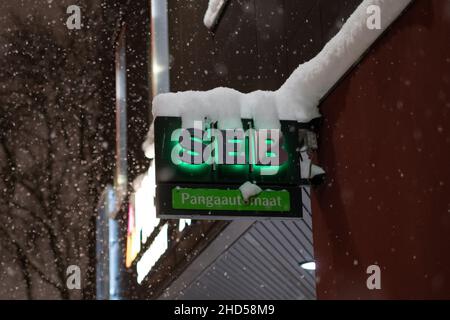 SEB Bank Logo in Tallinn bei Winterschnee. Europäisches Bankensystem. Stockfoto