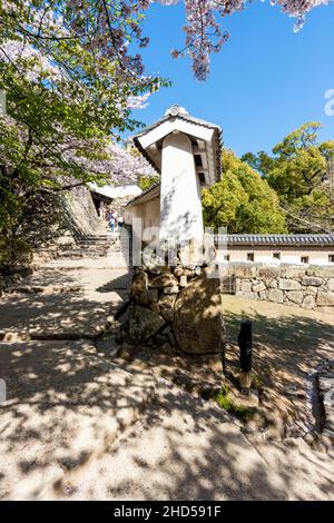 Die berühmte abgestufte Haarnadelkurve mit verteidigender weißer Gipswand beim Anflug auf eines der Ha-Tore auf das berühmte Himeji-Schloss in Japan Stockfoto