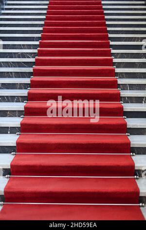Marmortreppe bedeckt mit roten Teppich Stockfoto