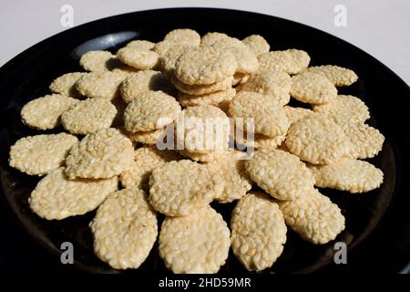 Indian Sweet Food Rewri, auch bekannt als Rewadi oder Revadi, ist ein beliebtes indisches Makar sankranti Festival-Essen, das aus Jaggery oder gud mit Sesamsamen hergestellt wird Stockfoto