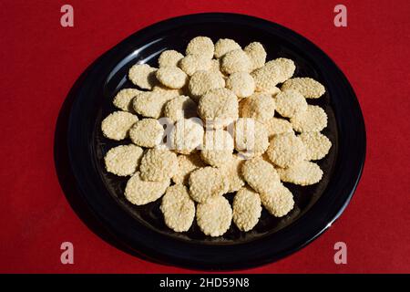 Indian Sweet Food Rewri, auch bekannt als Rewadi oder Revadi, ist ein beliebtes indisches Makar sankranti Festival-Essen, das aus Jaggery oder gud mit Sesamsamen hergestellt wird Stockfoto