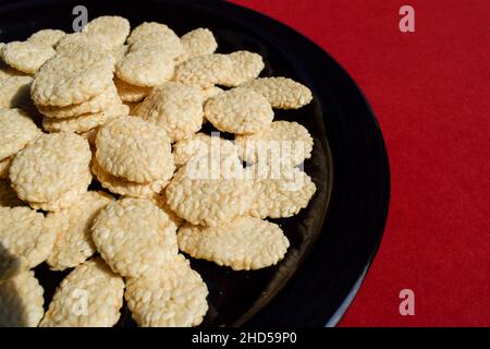 Indian Sweet Food Rewri, auch bekannt als Rewadi oder Revadi, ist ein beliebtes indisches Makar sankranti Festival-Essen, das aus Jaggery oder gud mit Sesamsamen hergestellt wird Stockfoto