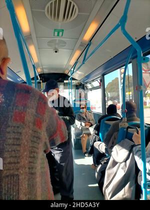 Aufgenommen in einem öffentlichen modernen Bus mit Fahrgästen in Alicante, Spanien Stockfoto
