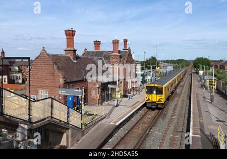 Elektrische Züge der Merseyrail-Klasse 507 am Bahnhof Ellesmere Port, Cheshire Stockfoto