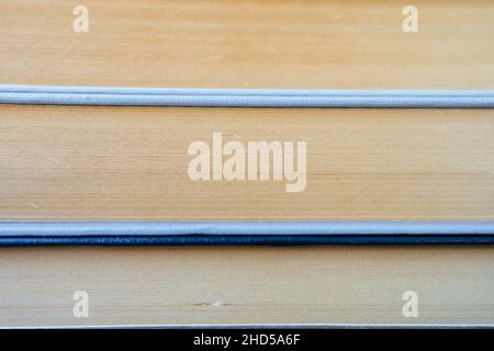 Nahaufnahme der drei alten Hardcover-Bücher. Beidge-Seiten-Textur. Stapel von grauen und schwarzen Retro-Buch für den Hintergrund. Bildung, Lernen und Erinnerungen Stockfoto