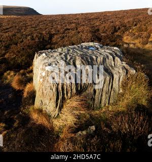 Erodierter Rock auf den Simonside Hills in Northumberland, England. Simonside ist Teil der Cheviot Hills und liegt im Northumberland National Park. Stockfoto