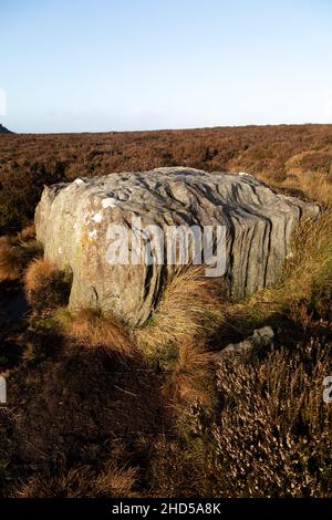 Erodierter Rock auf den Simonside Hills in Northumberland, England. Simonside ist Teil der Cheviot Hills und liegt im Northumberland National Park. Stockfoto