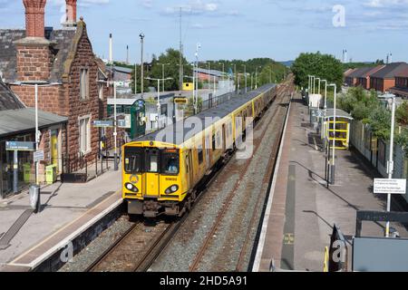 Elektrische Züge der Merseyrail-Klasse 507 am Bahnhof Ellesmere Port, Cheshire Stockfoto