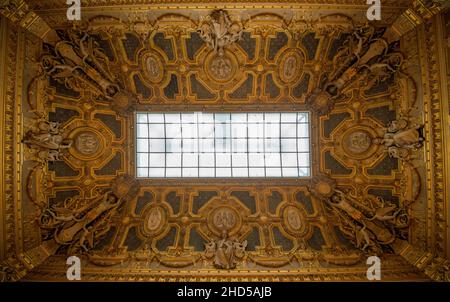 Paris, Frankreich: 06. Mai 2017: Architektonische Details, Dekorationen und Deckengemälde des Louvre Museums. Stockfoto