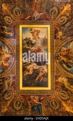 Paris, Frankreich: 06. Mai 2017: Architektonische Details, Dekorationen und Deckengemälde des Louvre Museums. Stockfoto