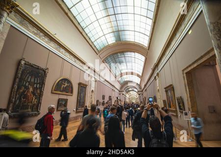 Paris, Frankreich: 06. Mai 2017: Innenansicht der Galerie des Louvre, wenn Touristen Kunstgalerien besuchen. Stockfoto