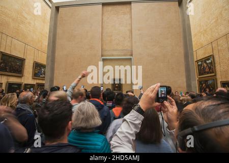 Paris, Frankreich: 06. Mai 2017: Besucher, die im Louvre-Museum Bilder von Leonardo da Vincis Mona Lisa-Gemälde machen. Stockfoto