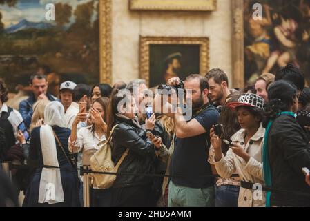 Paris, Frankreich: 06. Mai 2017: Besucher, die im Louvre fotografieren. Stockfoto