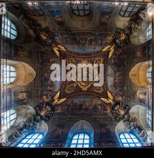 Paris, Frankreich: 06. Mai 2017: Gemälde auf dem Dach des Louvre. Stockfoto