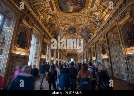 Paris, Frankreich: 06. Mai 2017: Innenansicht der Galerie des Louvre, wenn Touristen Kunstgalerien besuchen. Stockfoto