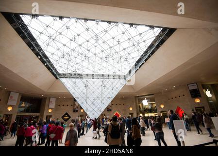 Paris, Frankreich: 06. Mai 2017: Besucher beobachten die umgekehrte Pyramide in Paris, Frankreich. Die invertierte Pyramide ist ein Oberlicht, das im Karussell gebaut wurde Stockfoto