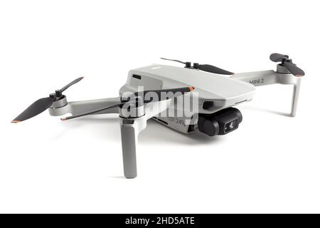 DJI Mini 2 Drohne isoliert auf weißem Hintergrund. Vinnyzja, Ukraine - 03.01.2022 Stockfoto