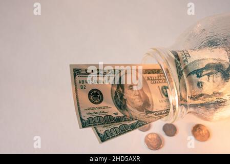 Dollarscheine im Glas mit Cent. Sparkonzept. Stockfoto