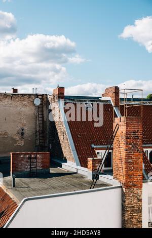 Vertikale Aufnahme von Backsteingebäuden unter dem wolkigen Himmel Stockfoto