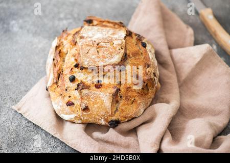 Sauerteig Dessertbrot mit getrockneten Aprikosen und Walnüssen auf einer Serviette. Stockfoto