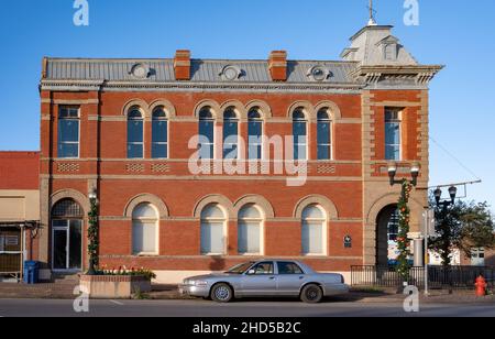 Das alte rote Backsteingebäude in Bay City, Matagorda County, Texas, USA. Stockfoto