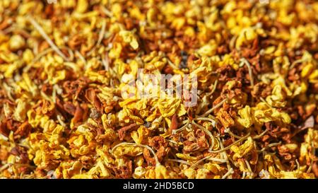 Helle, gelbe Osmanthus-Blüten zum Teetrinken, Textur Stockfoto