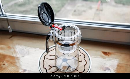 Teekannen aus Kunststoff-Glas mit Knopf und Tee-Brühkolben mit offenem Deckel Stockfoto