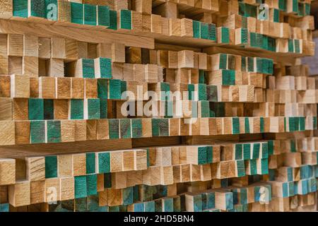 Gestapeltes Holz im Sägewerk aus nächster Nähe Stockfoto