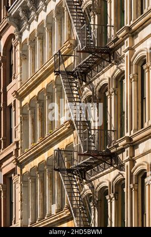 Typische Soho-Gebäudefassaden mit Feuerlöschern im historischen Viertel des Soho Cast Iron Building. Manhattan, New York City Stockfoto