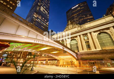 Eingang zum Grand Central Terminal (historisches Wahrzeichen) von New York City, beleuchtet am Abend. 42nd Street, Midtown Manhattan Stockfoto