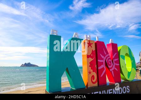 Monumentale Briefe mit der Legende KINO in der Bucht von Kino, Sonora Mexiko. Im Freien. © (© Foto: LuisGutierrez / NortePhoto.com) Letras monumentales con la leyenda KINO en bahia de Kino ,Sonora Mexiko. Im Freien. © (© Foto:LuisGutierrez/ NortePhoto.com) Stockfoto