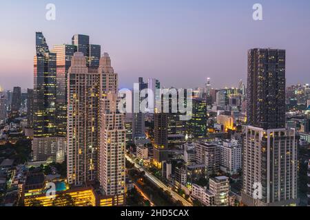 Blick auf die große Stadt - Bangkok - mit Wolkenkratzern im rauchigen Sonnenuntergang Stockfoto