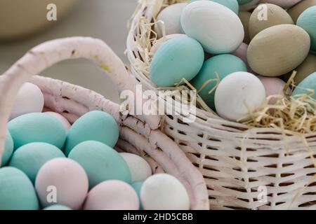 Schokoladeneier in kleine Holzkiste Stockfoto