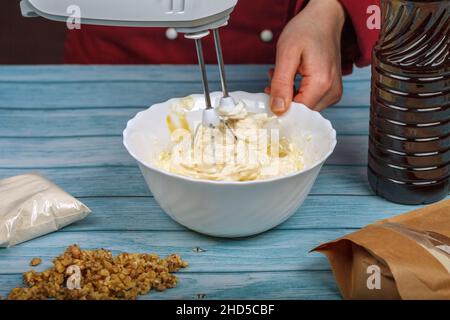 Eiweiß zu einem schaumigen Stadium geschlagen. Ich hatte das Eiweiß fertig geschlagen, um an steifen Spitzen zu meringue Stockfoto