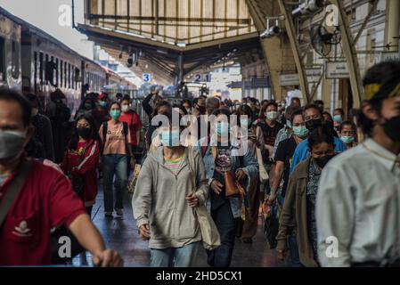 Bangkok, Thailand. 03rd Januar 2022. Passagiere mit Gesichtsmasken steigen nach der Ankunft am Bahnhof Hua Lamphong in Bangkok aus dem Zug aus.das thailändische Gesundheitsministerium führt an ankommenden Passagieren Massen-COVID-19-Tests durch, die meisten von ihnen kehren zu den Neujahrsfeiern nach Hause zurück. Während das Land seine Bemühungen verstärkt, die Ausbreitung der Coronavirus-Krankheit (COVID-19) zu verhindern, berichtete das thailändische Gesundheitsministerium heute Morgen, dass in Thailand mehr als 1.780 Fälle von Omicron entdeckt wurden. Kredit: SOPA Images Limited/Alamy Live Nachrichten Stockfoto