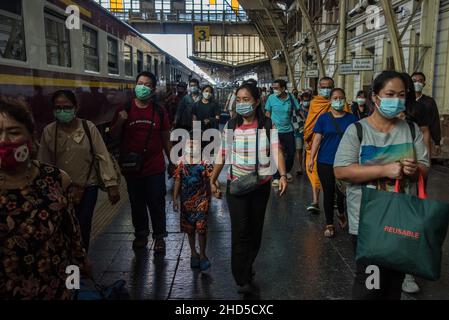 Bangkok, Thailand. 03rd Januar 2022. Passagiere mit Gesichtsmasken steigen nach der Ankunft am Bahnhof Hua Lamphong in Bangkok aus dem Zug aus.das thailändische Gesundheitsministerium führt an ankommenden Passagieren Massen-COVID-19-Tests durch, die meisten von ihnen kehren zu den Neujahrsfeiern nach Hause zurück. Während das Land seine Bemühungen verstärkt, die Ausbreitung der Coronavirus-Krankheit (COVID-19) zu verhindern, berichtete das thailändische Gesundheitsministerium heute Morgen, dass in Thailand mehr als 1.780 Fälle von Omicron entdeckt wurden. Kredit: SOPA Images Limited/Alamy Live Nachrichten Stockfoto