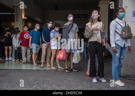 Bangkok, Thailand. 03rd Januar 2022. Ankommende Passagiere warten in einer Warteschlange, um sich während der COVID-19-Tests für Reisende am Bahnhof Hua Lamphong in Bangkok testen zu lassen.das thailändische Gesundheitsministerium führt an ankommenden Passagieren Massen-COVID-19-Tests durch, die meisten von ihnen kehren zu den Neujahrsfeiern nach Hause zurück. Während das Land seine Bemühungen verstärkt, die Ausbreitung der Coronavirus-Krankheit (COVID-19) zu verhindern, berichtete das thailändische Gesundheitsministerium heute Morgen, dass in Thailand mehr als 1.780 Fälle von Omicron entdeckt wurden. Kredit: SOPA Images Limited/Alamy Live Nachrichten Stockfoto