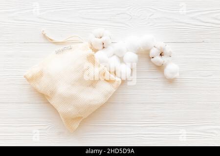 Babybälle aus Baumwolle mit Baumwollblumen, Draufsicht Stockfoto