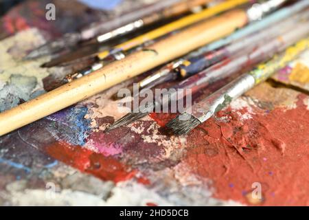Nahaufnahme von Malwerkzeugen auf einer hölzernen Oberfläche Stockfoto