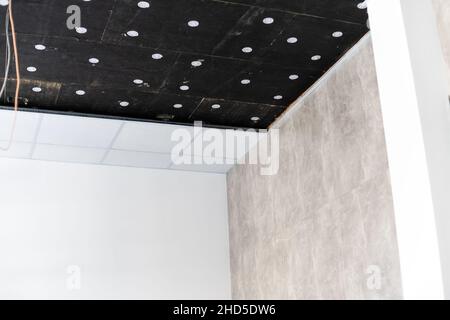 Decke und Beleuchtung im Bürogebäude. Stockfoto