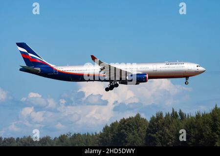 Phuket, Thailand - 25. November 2013: Aeroflot-Passagierflugzeug am Flughafen. Flugreisen planen. Luftfahrt und Flugzeuge. Luftverkehr. Internationaler Praktikant Stockfoto