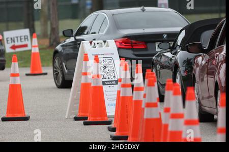 Die Bewohner von Boynton Beach sitzen in ihren Autos und warten darauf, am Montag, den 3. Januar, im Colusa Park in Boynton Beach Florida COVID-19-Tests zu erhalten. 2022 dieser heute neu eröffnete Teststandort befährt seit 7:45 Uhr Anwohner in Autos mit einem Anstieg von 16,2 Prozent pro Kopf und 132.827 Fällen in Florida in den letzten 72 Stunden hat die COVID-19 OMICRON-Variante Autos über 8 Meilen aufgereiht, die auf Tests warten. Foto von Gary i Rothstein/UPI Stockfoto